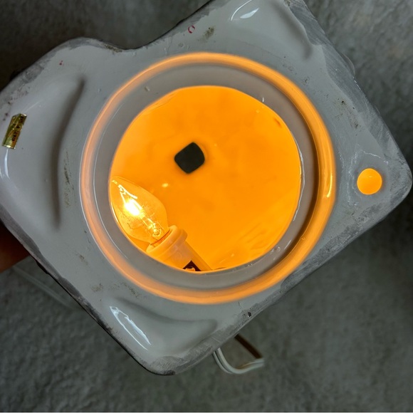 Christmas lighted yellow snow ceramic cottage 6.5" vintage made in Taiwan WORKS - Picture 3 of 10